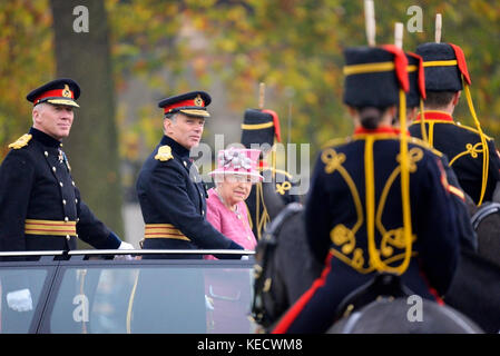 Sa Majesté la Reine inspectant la Royal Horse Artillery de la troupe du roi lors d'une revue royale pour leur 70e anniversaire Banque D'Images