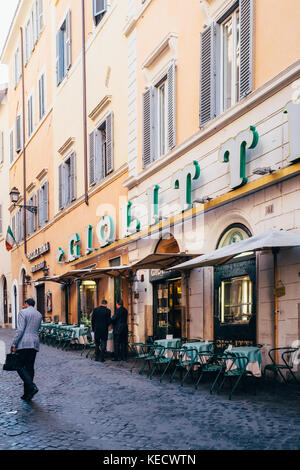 Les gens d'affaires au travail à pied et s'arrêter pour répondre à la célèbre gelateria giolitti et le café dans les premières heures du matin, à Rome, en Italie, près du Panthéon Banque D'Images