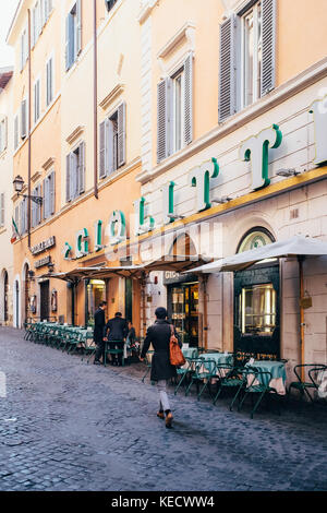 Les gens d'affaires au travail à pied et s'arrêter pour répondre à la célèbre gelateria giolitti et le café dans les premières heures du matin, à Rome, en Italie, près du Panthéon Banque D'Images