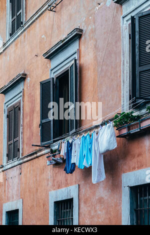 Le séchage en plein air blanchisserie à Rome, Italie, quartier Trastevere Banque D'Images