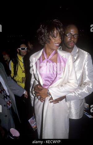 Whitney Houston et Bobby Brown au Versus Fashion Show de la salle de bal Roseland à New York. 29 mars 1998 © RTTalesnick /MediaPunch Banque D'Images