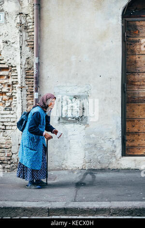 Une gitane prie pour l'argent dans le ghetto de Rome, Italie Banque D'Images