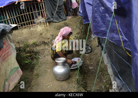 Femme rohingya travaille à l'intérieur de sa maison unchiprang au camp de fortune à Cox's bazar, au Bangladesh, sur Octobre 07, 2017. D'après l'organisation des Nati Banque D'Images