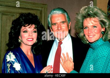 Joan Collins, John Forsythe et Linda Evans de l'émission télévisée ' Dynasty ' photographié au milieu des années 1980. © RTTalesnick /MediaPunch. Créditer toutes Les Utilisations Banque D'Images