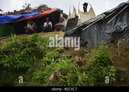 Une famille rohingya se trouve dans des avoirs à la maison unchiprang camp de fortune à Cox's bazar, au Bangladesh, sur Octobre 07, 2017. D'après le Banque D'Images