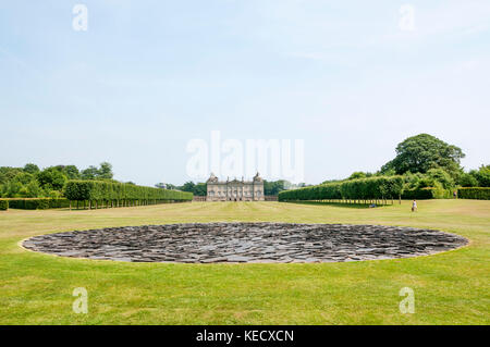 Houghton Hall à West Norfolk, construit pour Robert Walpole en 1722-1735. Avec Full Moon Circle de Richard long au premier plan. Banque D'Images