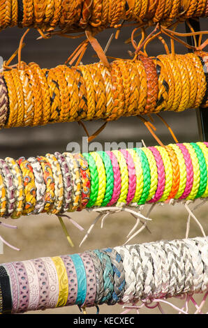 Grand groupe de bracelets lumineux sur l'écran Banque D'Images