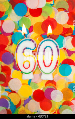 Bougie célébration numéro 60 sur un fond de confettis Banque D'Images