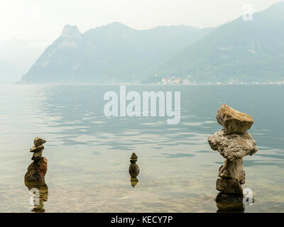 Plusieurs tas de pierres sur les rives du lac de Traunsee en Autriche Banque D'Images