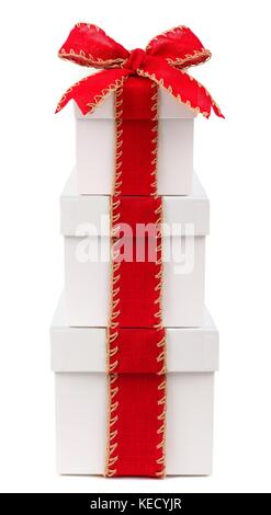 Cadeaux de Noël blanc empilés enveloppé de ruban arc rouge et rustique, isolated on white Banque D'Images