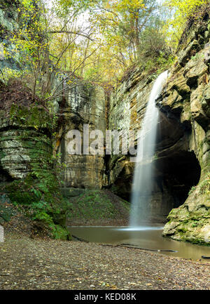 Matin d'automne/d'automne dans le canyon de Tonti après de fortes pluies. Parc national de Starved Rock. Banque D'Images