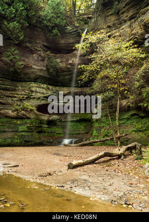 Matin d'automne/d'automne dans le canyon de Tonti après de fortes pluies. Parc national de Starved Rock. Banque D'Images