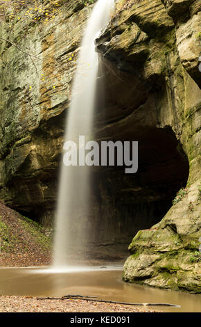 Matin d'automne/d'automne dans le canyon de Tonti après de fortes pluies. Parc national de Starved Rock. Banque D'Images