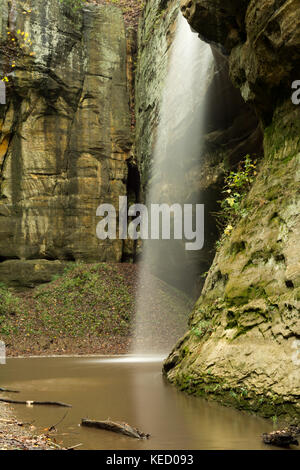 Matin d'automne/d'automne dans le canyon de Tonti après de fortes pluies. Parc national de Starved Rock. Banque D'Images