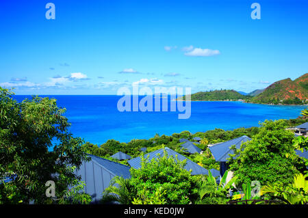 Possession Bay, île de Praslin, République des Seychelles. L'Île-Grande Soeur et l'Île Petite Soeur dans l'arrière-plan. Petite Île Saint-Pierre en t Banque D'Images