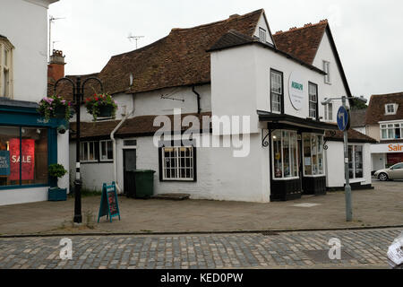 2017 juin - magasins, magasins et banques dans la vieille ville anglaise de Thame, dans l'Oxfordshire. Angleterre Banque D'Images