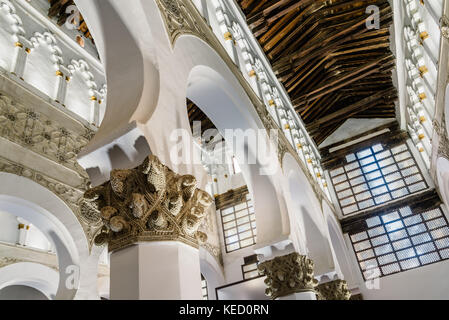 Tolède, Espagne - 13 octobre 2017 : vue de l'intérieur de la Synagogue Santa Maria la Blanca. Il a été construit sous le royaume chrétien de Castille par l'Islam Banque D'Images