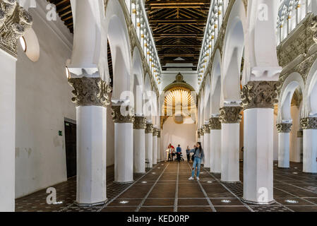 Tolède, Espagne - 13 octobre 2017 : vue de l'intérieur de la Synagogue Santa Maria la Blanca. Il a été construit sous le royaume chrétien de Castille par l'Islam Banque D'Images