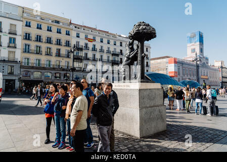 Madrid, Espagne - 15 octobre 2017 : Statue de l'ours et l'Arbre aux fraises dans la région de Puerta del Sol, La Porte du Soleil. Square à Madrid. C'est l'Autorité héraldique du Canada Banque D'Images