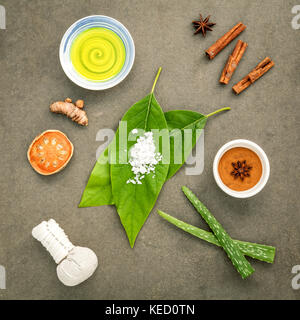 Les avocats quitte avec la nature ingrédients spa,curcuma,herbal compress ball bael indien ,la cannelle en poudre, des bâtons de cannelle, huile aromatique ,star ani Banque D'Images