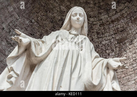 Close-up of Notre Dame à bras ouvert, vue de dessous. Banque D'Images