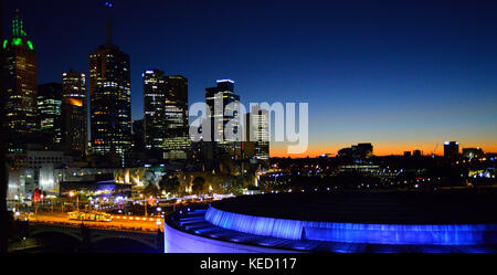 Vue sur l'horizon de Melbourne au lever du soleil inc Hamer Hall, Federation Square, Princes St pont et le MCG avec suppression de l'éclairage violet au lever du soleil. Banque D'Images