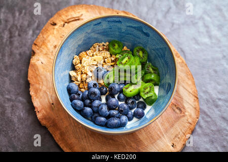 Yaourt avec fruits kiwi, bleuets et granola Banque D'Images