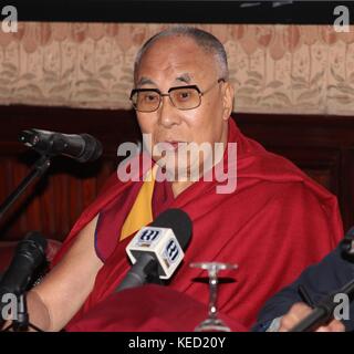 Le Dalaï Lama rencontre le maire de Palerme Leoluca Orlando lors d'une conférence de presse au Teatro Massimo à Palerme, en Sicile. Avec: Dalaï Lama, Tenzin Gyatso, Lhamo Thondup Où: Palerme, Sicile, Italie Quand: 18 Sep 2017 crédit: IPA/WENN.com **disponible Uniquement pour publication au Royaume-Uni, aux Etats-Unis, en Allemagne, en Autriche, en Suisse** Banque D'Images