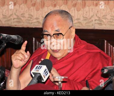 Le Dalaï Lama rencontre le maire de Palerme Leoluca Orlando lors d'une conférence de presse au Teatro Massimo à Palerme, en Sicile. Avec: Dalaï Lama, Tenzin Gyatso, Lhamo Thondup Où: Palerme, Sicile, Italie Quand: 18 Sep 2017 crédit: IPA/WENN.com **disponible Uniquement pour publication au Royaume-Uni, aux Etats-Unis, en Allemagne, en Autriche, en Suisse** Banque D'Images