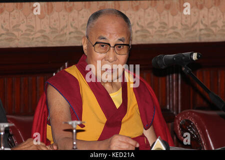 Le Dalaï Lama rencontre le maire de Palerme Leoluca Orlando lors d'une conférence de presse au Teatro Massimo à Palerme, en Sicile. Avec: Dalaï Lama, Tenzin Gyatso, Lhamo Thondup Où: Palerme, Sicile, Italie Quand: 18 Sep 2017 crédit: IPA/WENN.com **disponible Uniquement pour publication au Royaume-Uni, aux Etats-Unis, en Allemagne, en Autriche, en Suisse** Banque D'Images