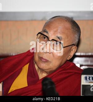 Le Dalaï Lama rencontre le maire de Palerme Leoluca Orlando lors d'une conférence de presse au Teatro Massimo à Palerme, en Sicile. Avec: Dalaï Lama, Tenzin Gyatso, Lhamo Thondup Où: Palerme, Sicile, Italie Quand: 18 Sep 2017 crédit: IPA/WENN.com **disponible Uniquement pour publication au Royaume-Uni, aux Etats-Unis, en Allemagne, en Autriche, en Suisse** Banque D'Images