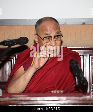 Le Dalaï Lama rencontre le maire de Palerme Leoluca Orlando lors d'une conférence de presse au Teatro Massimo à Palerme, en Sicile. Avec: Dalaï Lama, Tenzin Gyatso, Lhamo Thondup Où: Palerme, Sicile, Italie Quand: 18 Sep 2017 crédit: IPA/WENN.com **disponible Uniquement pour publication au Royaume-Uni, aux Etats-Unis, en Allemagne, en Autriche, en Suisse** Banque D'Images