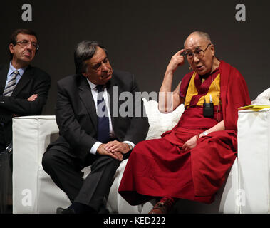 Le Dalaï Lama rencontre le maire de Palerme Leoluca Orlando lors d'une conférence de presse au Teatro Massimo à Palerme, en Sicile. Avec: Dalaï Lama, Tenzin Gyatso, Lhamo Thondup, Palermo Leoluca Où: Palerme, Sicile, Italie Quand: 18 Sep 2017 crédit: IPA/WENN.com **Disponible Uniquement pour publication au Royaume-Uni, Etats-Unis, Allemagne, Autriche, Suisse** Banque D'Images