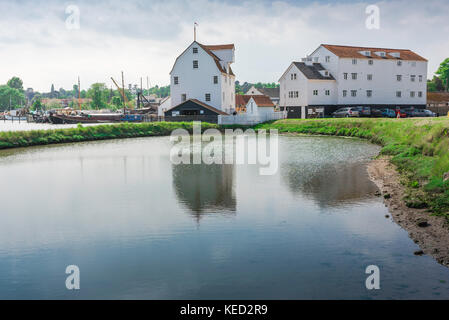 Moulin à marée Woodbridge, le mill pond et moulin à marée historique bâtiment du musée situé à côté de la rivière Deben dans la ville de Woodbridge, Suffolk, UK. Banque D'Images