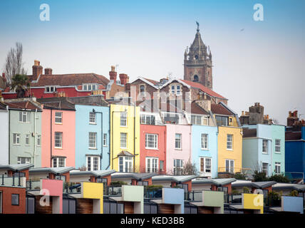 Période et maisons contemporaines au-dessus de condensats chauds à Bristol avec la tour Cabot derrière, UK Banque D'Images