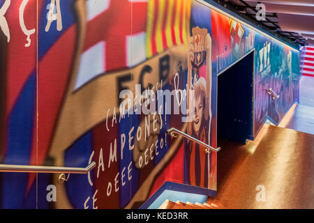 Les joueurs tunnel menant à la pelouse du Camp Nou, Barcelona, Espagne. Banque D'Images