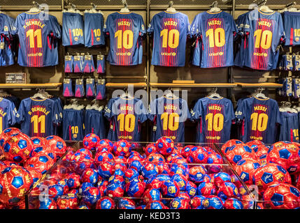 Jerseys messi populaires dominent le magasin du Camp Nou, Barcelona, Espagne. Banque D'Images