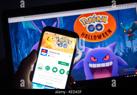 Montréal, Canada - 20 octobre 2017 : pokemon rendez app android sur samsung s8 sur pokemon rendez-vous page d'accueil l'introduction de nouvelles créatures pour l'halloween. Banque D'Images