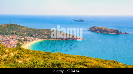 Vue sur le village de pêcheurs de la baie de Qui Nhon, province de Binh Dinh, Vietnam Banque D'Images