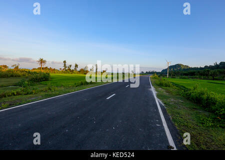 La route marine road à inani à ukhia de Cox's bazar. Cox's bazar-tekhnaf marine drive est un 80 kilomètres de route de Cox's bazar à teknaf le long Banque D'Images