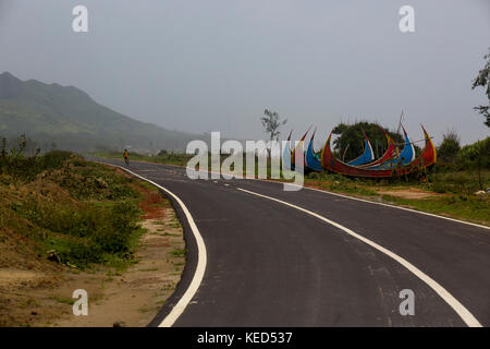 La route marine road à shamlapur à Cox's bazar. Cox's bazar-tekhnaf marine drive est un 80 kilomètres de route de Cox's bazar à teknaf le long de la b Banque D'Images