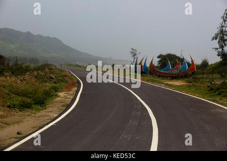 La route marine road à shamlapur à Cox's bazar. Cox's bazar-tekhnaf marine drive est un 80 kilomètres de route de Cox's bazar à teknaf le long de la b Banque D'Images