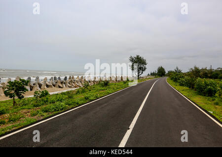 La route marine road à inani à ukhia de Cox's bazar. Cox's bazar-tekhnaf marine drive est un 80 kilomètres de route de Cox's bazar à teknaf le long Banque D'Images