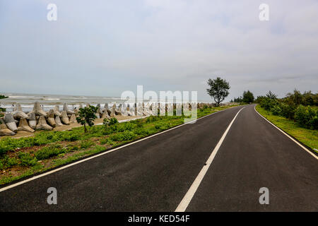 La route marine road à inani à ukhia de Cox's bazar. Cox's bazar-tekhnaf marine drive est un 80 kilomètres de route de Cox's bazar à teknaf le long Banque D'Images