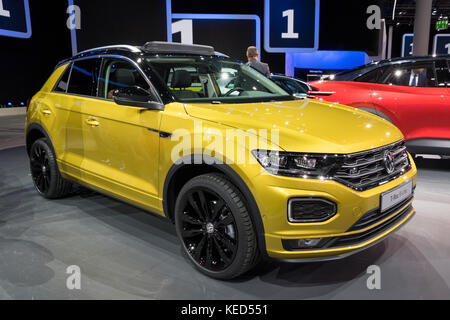 Francfort, Allemagne - Sep 12, 2017 : Nouveau 2018 Volkswagen T-Roc R-Line voiture SUV compact en vedette à l'IAA Frankfurt Motor Show 2017. Banque D'Images