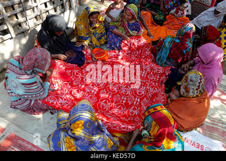 Les femmes des régions rurales à faire nakshi kantha, un type de couette brodée à un village dans la région de jessore. Bangladesh. Banque D'Images