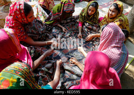 Les femmes des régions rurales à faire nakshi kantha, un type de couette brodée à un village dans la région de jessore. Bangladesh. Banque D'Images