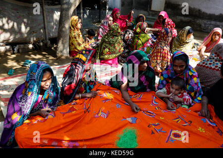 Les femmes des régions rurales à faire nakshi kantha, un type de couette brodée à un village dans la région de jessore. Bangladesh. Banque D'Images