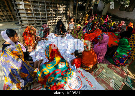 Les femmes des régions rurales à faire nakshi kantha, un type de couette brodée à un village dans la région de jessore. Bangladesh. Banque D'Images