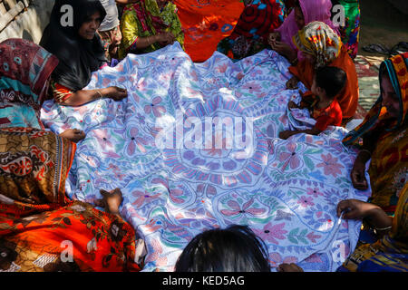 Les femmes des régions rurales à faire nakshi kantha, un type de couette brodée à un village dans la région de jessore. Bangladesh. Banque D'Images